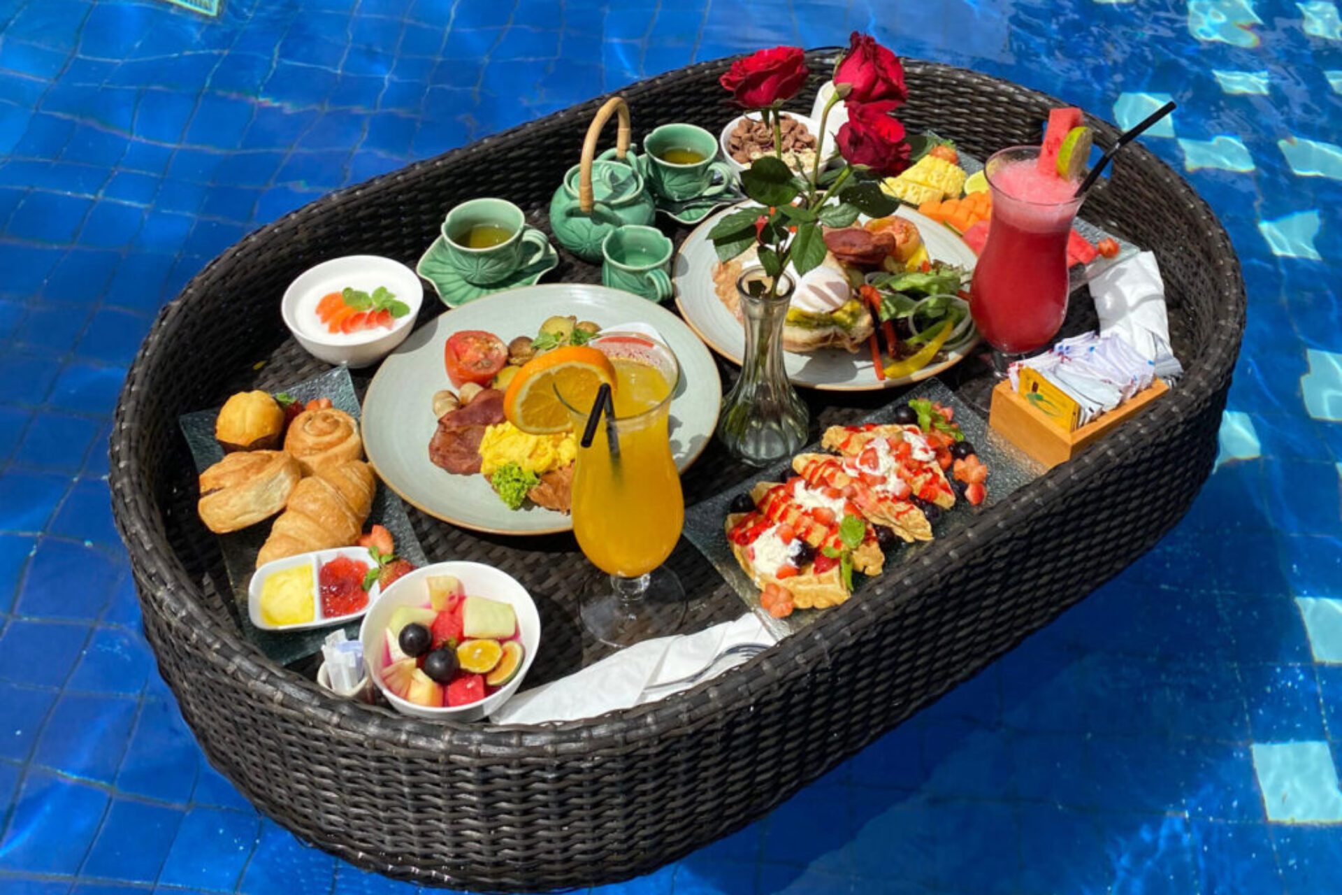 floating-breakfast floating-breakfast